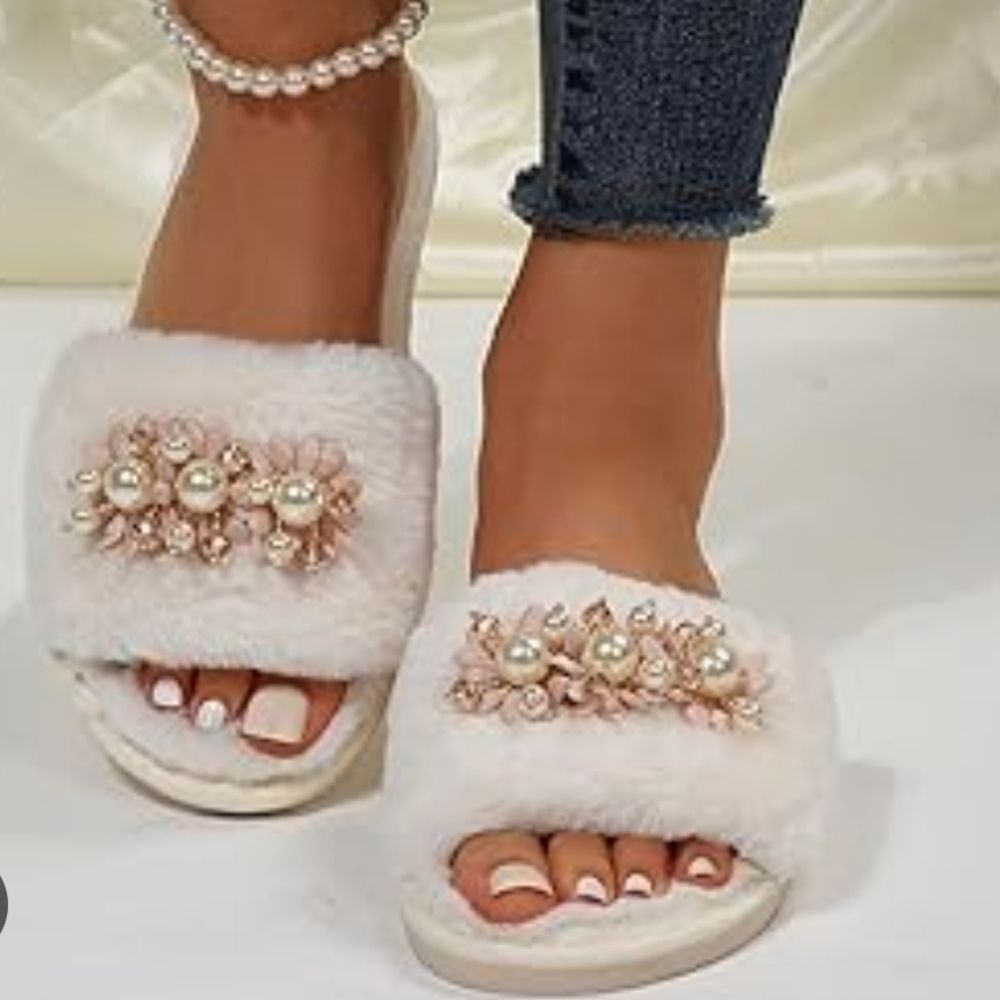 BRAND NEW ANNE KLEIN PLUSH PEARL FLOWER SLIPPERS